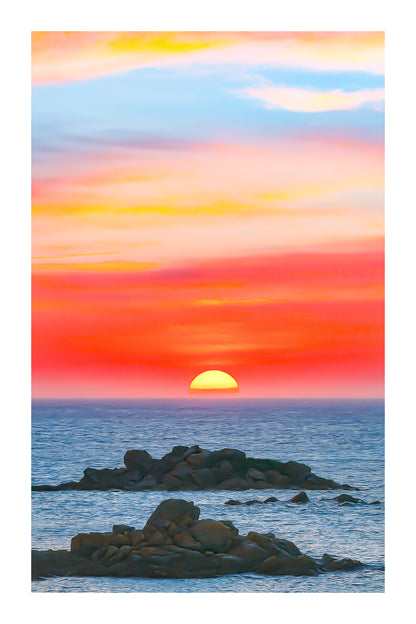 Coucher de soleil pastel avec ciel rose, jaune et bleu au-dessus de l’océan et d’îlots rocheux à l’Aber Wrac’h avec bordure