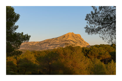 Panorama de la montagne Sainte-Victoire et de la forêt de pins sous une lumière chaude de fin de journée avec bordure