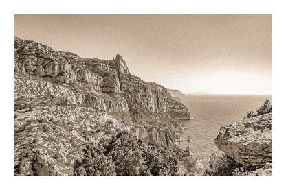 Falaises monumentales des calanques de Sugiton plongeant vers la Méditerranée par ciel bleu profond, vintage avec bordure