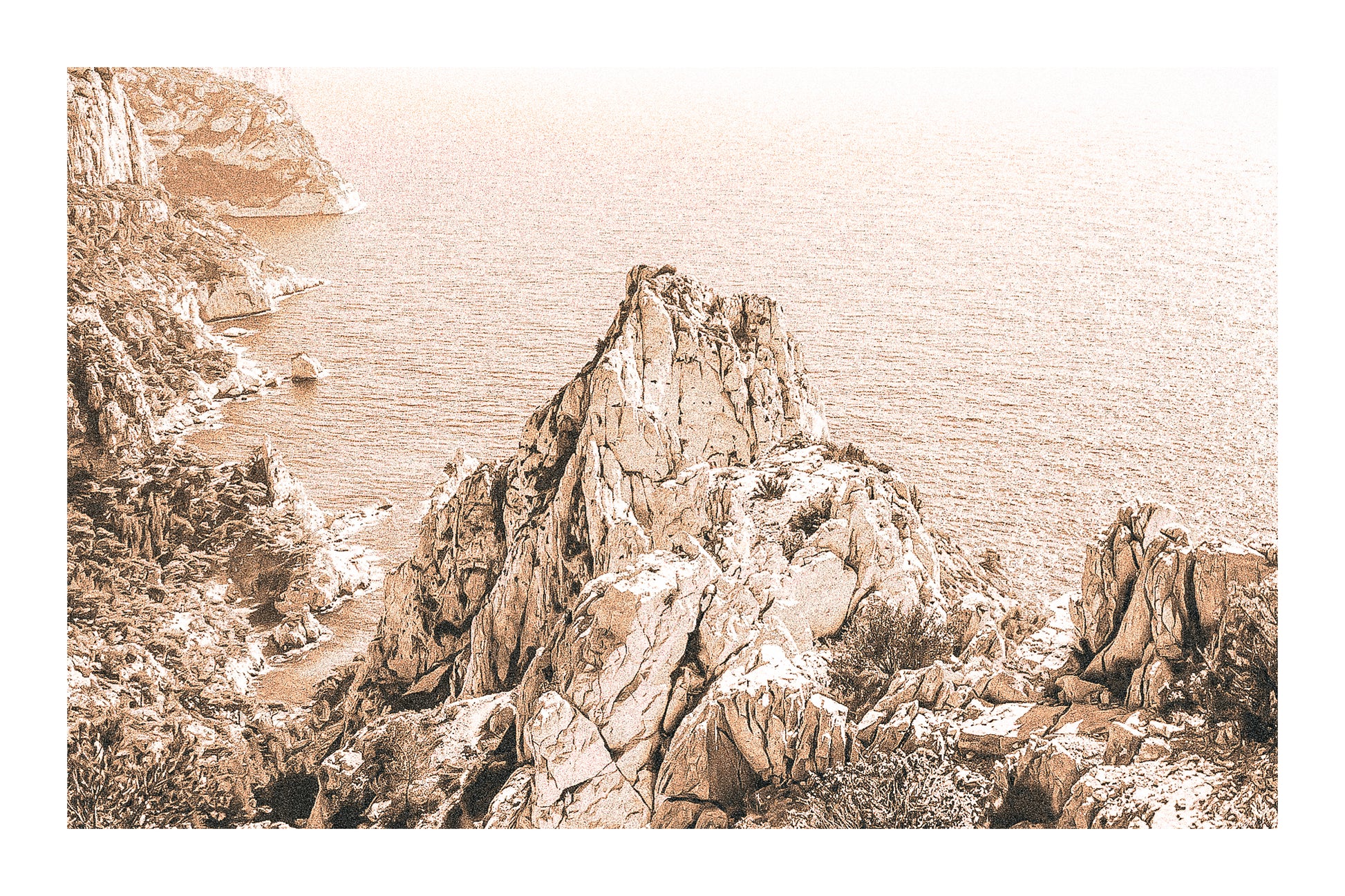 Pic calcaire élancé face à la mer, relief emblématique des calanques de Sugiton, vintage avec bordure