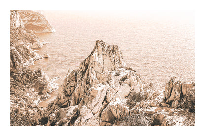 Pic calcaire élancé face à la mer, relief emblématique des calanques de Sugiton, vintage avec bordure