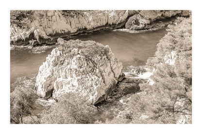 Petit îlot rocheux couvert de pins au centre d’une anse turquoise dans les calanques, vintage avec bordure