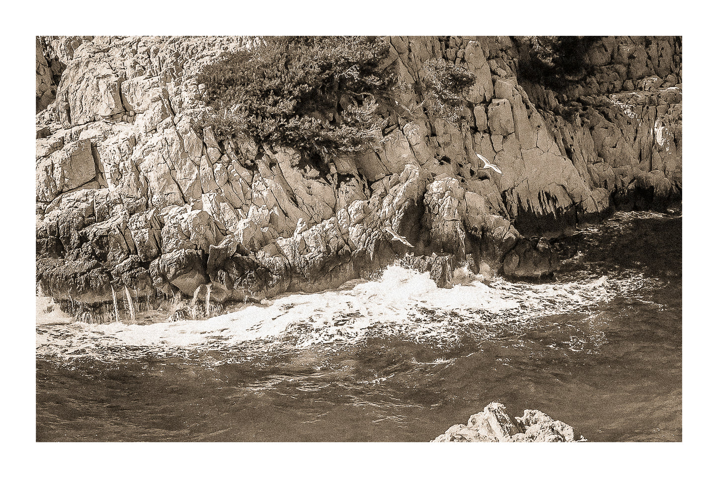 Vagues blanches frappant la paroi calcaire, détails de la côte des calanques de Sugiton, vintage avec bordure