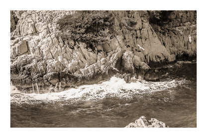 Vagues blanches frappant la paroi calcaire, détails de la côte des calanques de Sugiton, vintage avec bordure