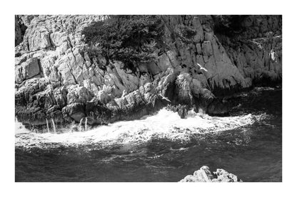 Vagues blanches frappant la paroi calcaire, détails de la côte des calanques de Sugiton, noir et blanc avec bordure