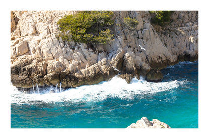 Vagues blanches frappant la paroi calcaire, détails de la côte des calanques de Sugiton avec bordure