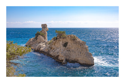 Rocher du Torpilleur battu par le mistral à l’entrée de la calanque de Sugiton avec bordure