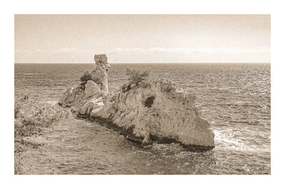 Rocher du Torpilleur battu par le mistral à l’entrée de la calanque de Sugiton, vintage avec bordure