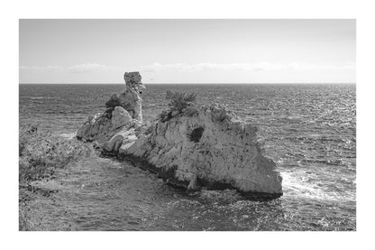 Rocher du Torpilleur battu par le mistral à l’entrée de la calanque de Sugiton, noir et blanc avec bordure
