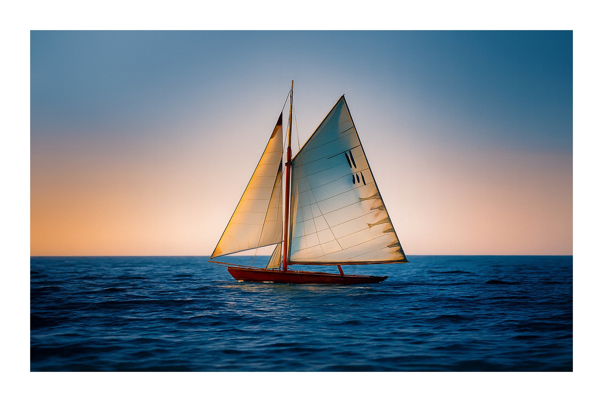 Voilier classique en navigation au coucher du soleil sur une mer calme en Méditerranée, voiles dorées par la lumière, avec bordure