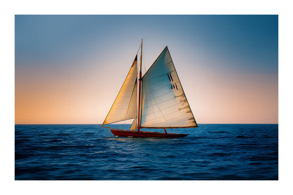 Voilier classique en navigation au coucher du soleil sur une mer calme en Méditerranée, voiles dorées par la lumière, avec bordure